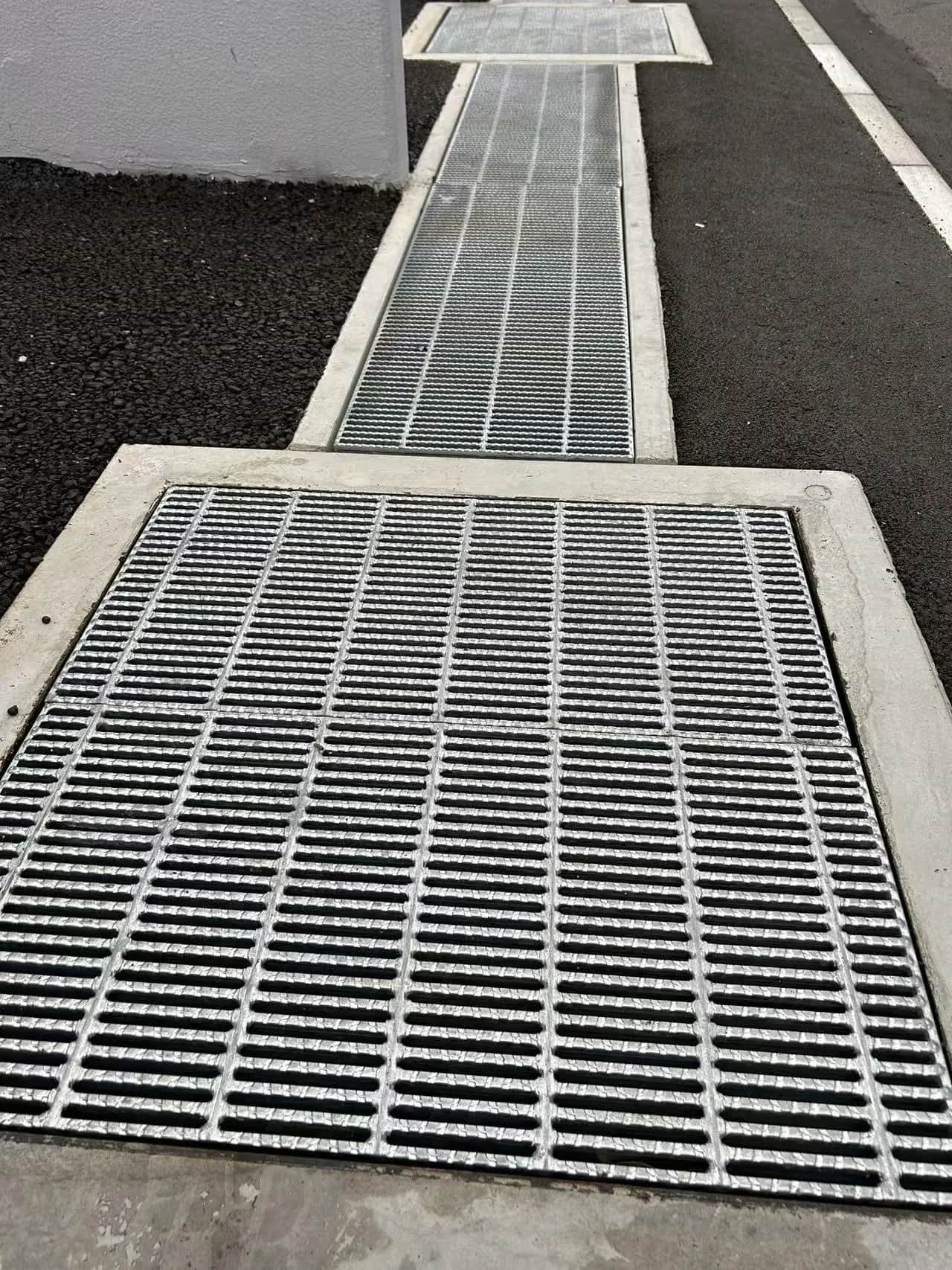 Vergleichende Analyse von speziellen Stahlrosten für Parkplätze und gewöhnlichen Stahlplatten – wählen Sie die bessere Lösung!