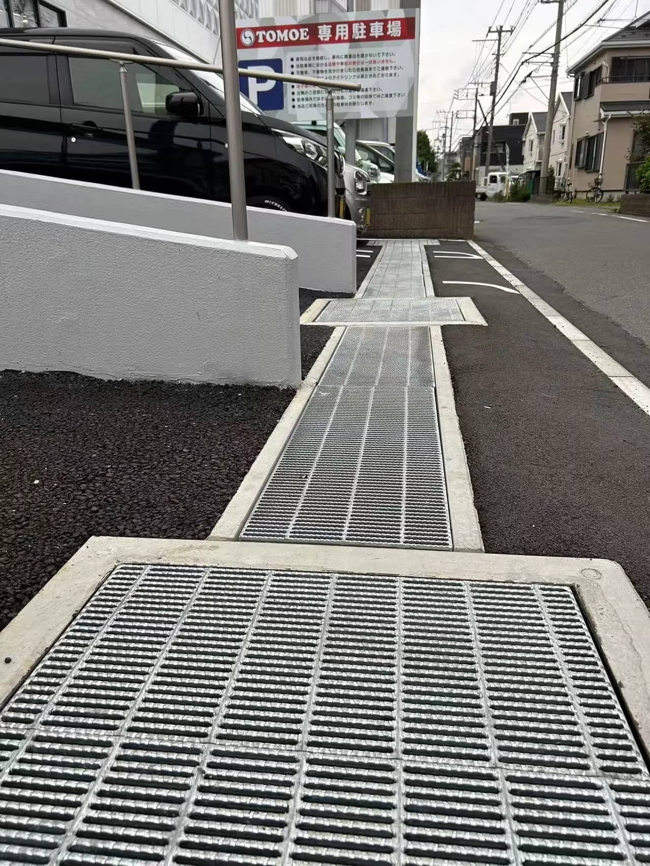 Vergleichende Analyse von speziellen Stahlrosten für Parkplätze und gewöhnlichen Stahlplatten – wählen Sie die bessere Lösung!