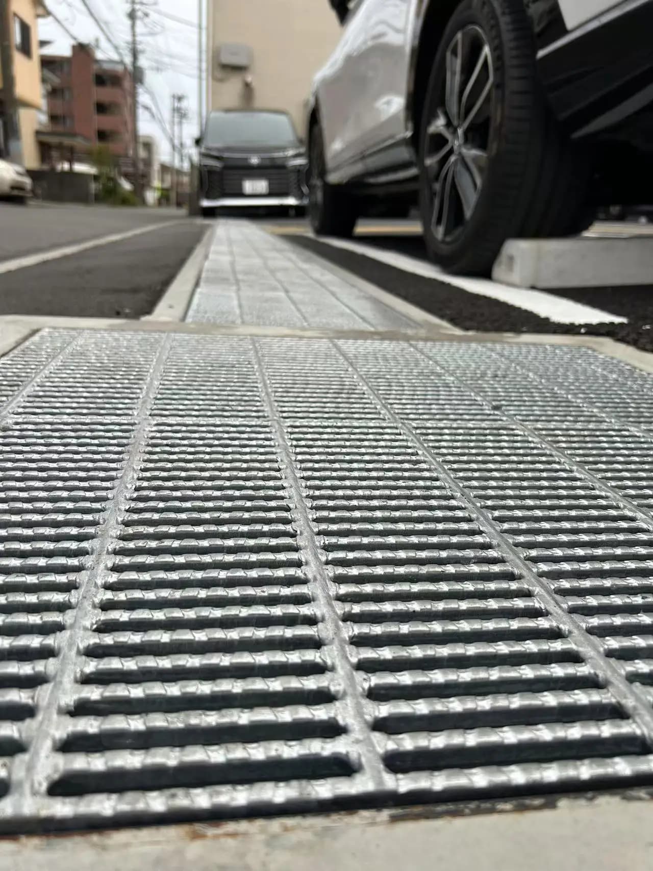 Vergleichende Analyse von speziellen Stahlrosten für Parkplätze und gewöhnlichen Stahlplatten – wählen Sie die bessere Lösung!