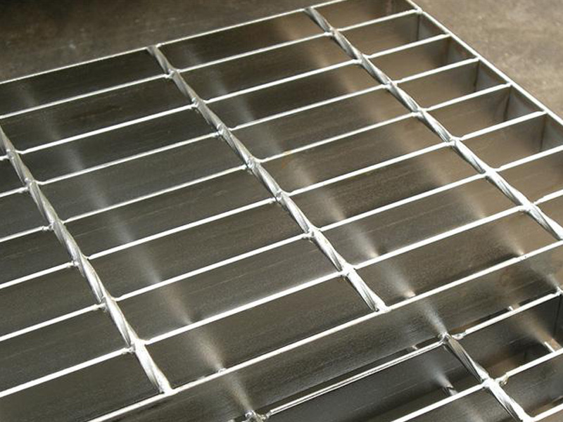 So wählen Sie einen Stahlrost für eine Bauplattform aus: die Vor- und Nachteile verschiedener Materialien