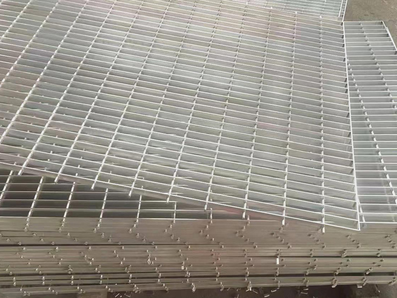 So wählen Sie einen Stahlrost für eine Bauplattform aus: die Vor- und Nachteile verschiedener Materialien