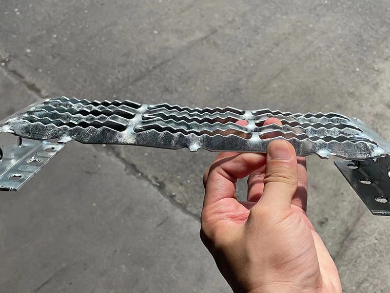 Rechteckiges Gitter mit gezahnter Plankenrost