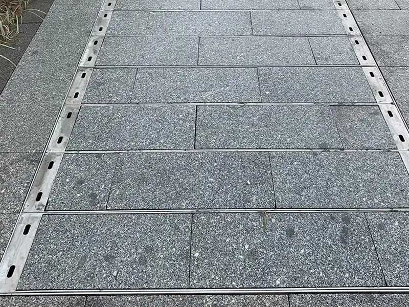 Unsichtbarer Schachtabdeckung
