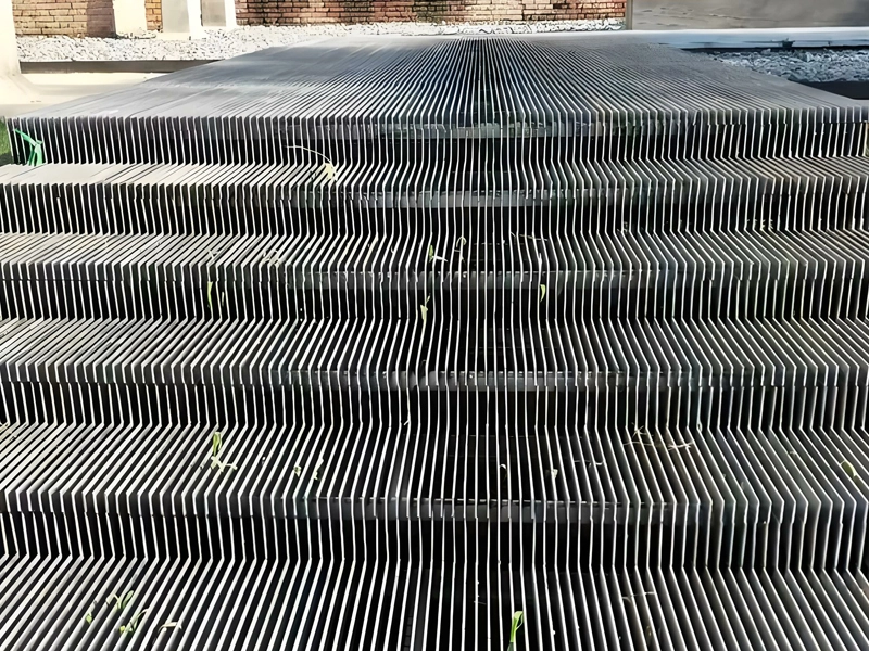 Gepresster Gitterrost eignet sich für Parkwege und Treppen